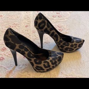 Carlos Santana pumps 7.5